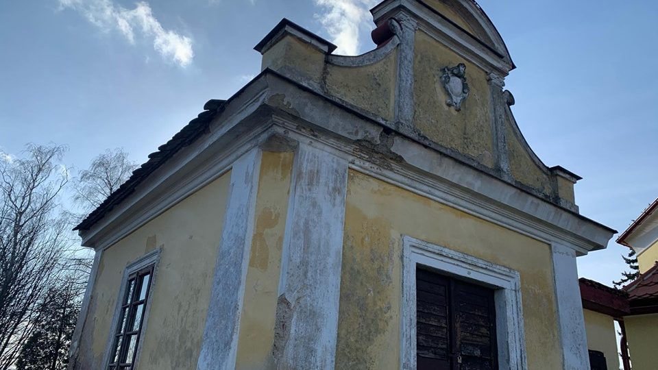 K dokončení obnovy areálu barokní kaple svatého Huberta ve Starém Plese zbývá budova márnice