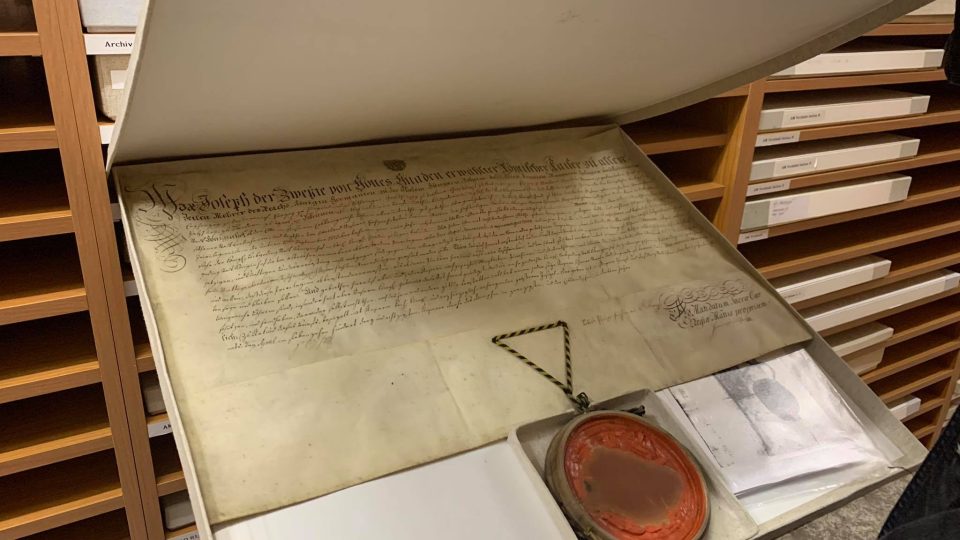 Státní okresní archiv v Trutnově pečuje o vzácné historické dokumenty