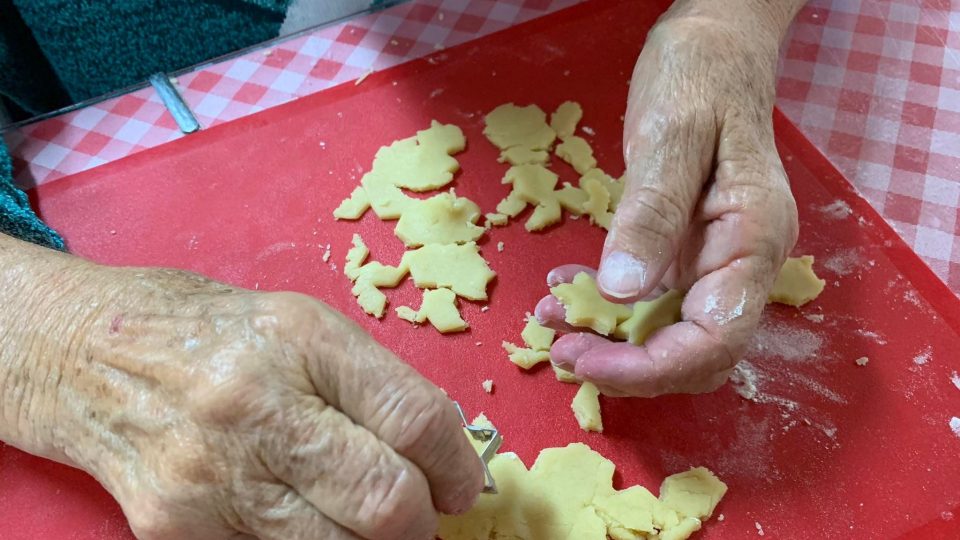 Seniorky ve dvorském domově důchodců napekly vánoční cukroví