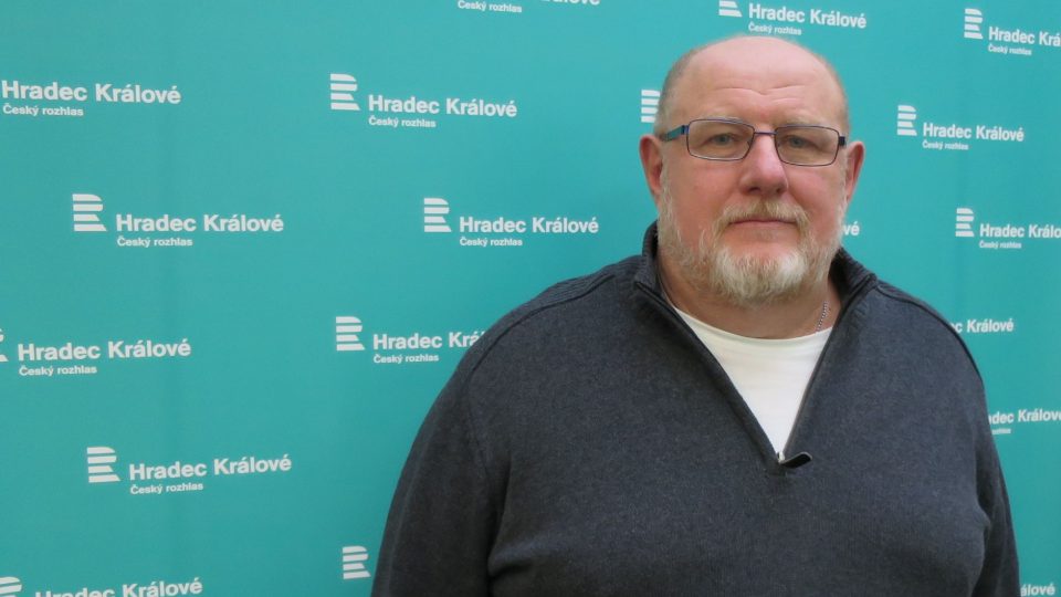 Zdeněk Chramosta ve studiu Českého rozhlasu Hradec Králové