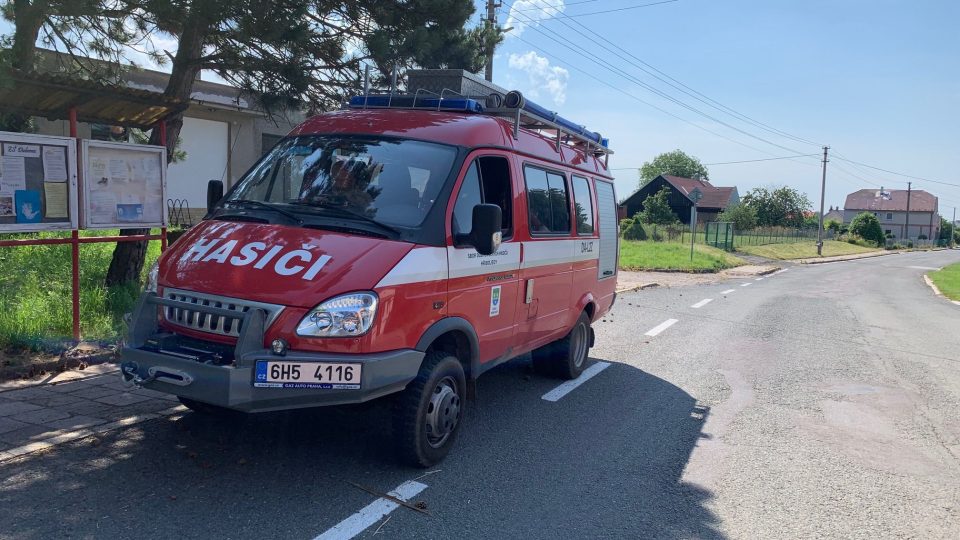 Vedení obce Hřibojedy na Trutnovsku využívá hasičskou dodávku nejen při požárech, ale také ke svozu seniorů na nákupy