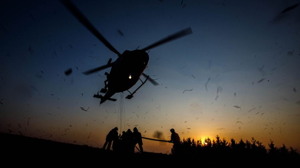 10 jednotek hasičů i policejní vrtulník likvidovalo na Náchodsku velký požár lesa