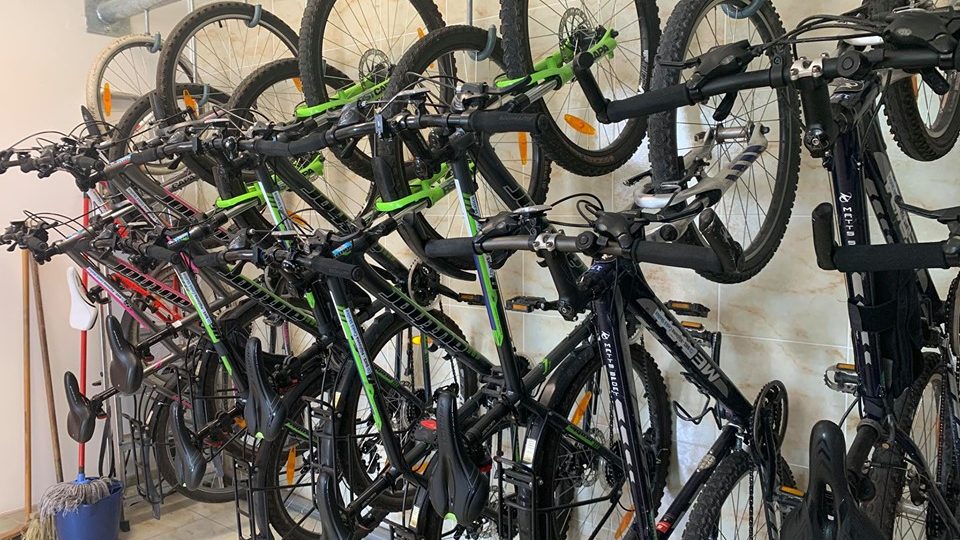 V cyklopůjčovnách Českých drah si můžete vypůjčit kolo i cyklistické vybavení