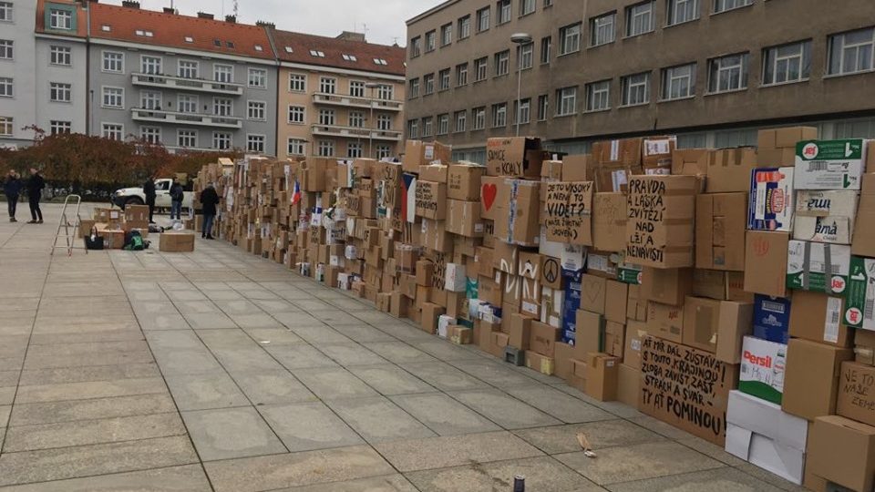 Stovky krabic se na Ulrichově náměstí v Hradci Králové postupně mění ve velkou papírovou zeď