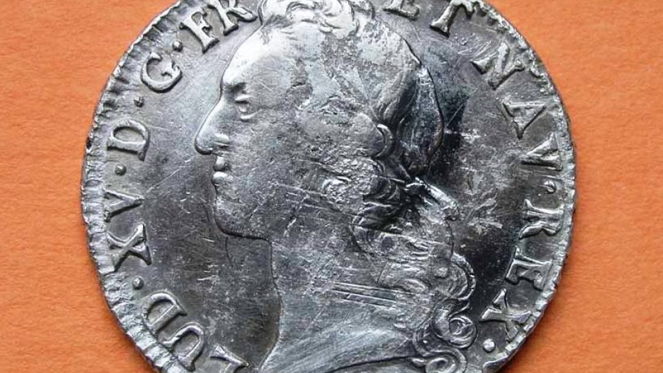 Avers velké stříbrné mince écu (23,72 g čistého stříbra), ražby krále Ludvíka XV. (* 15. 2. 1710 – † 19. 5. 1774) z r. 1768, objevená u kostry mladého vojáka v hromadném hrobu č. I.