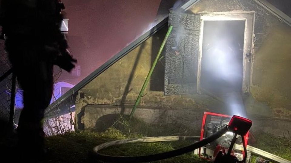 Požár podkroví a střechy domu v Police nad Metují