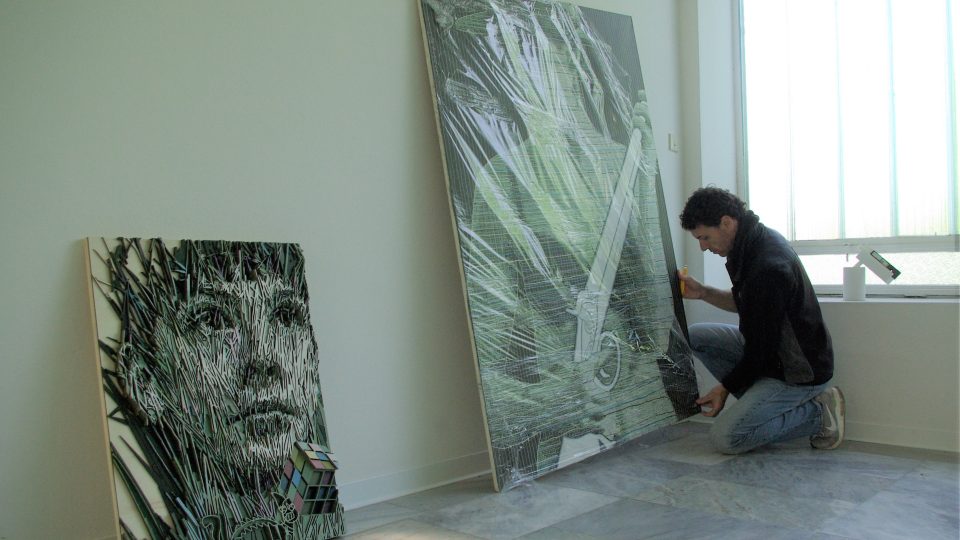 Tomáš Mates při instalaci výstavy z tvorby Ivany Štenclové