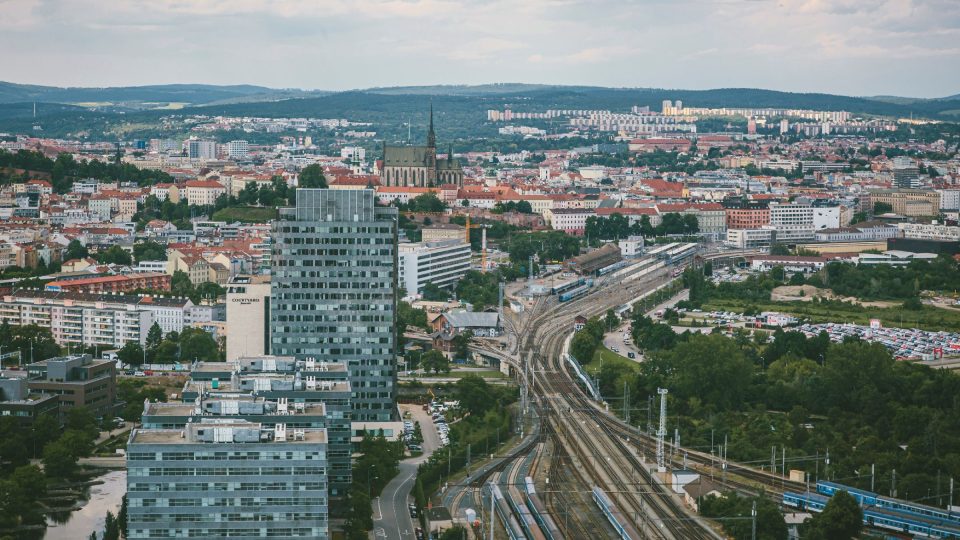 Pohled na Brno od jihu. Ve středu Petrov s chrámem sv. Petra a Pavla