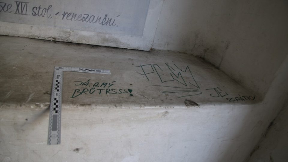 Mladík zaháněl nudu kreslením na zeď a poškodil fasádu kostela v Sobotce