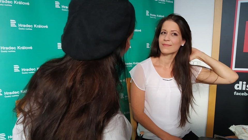 Lucía Gibodová Hrušková pro ukázku nalíčila moderátorku Pavlu Kindernayovou