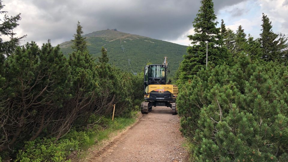 Oprava cesty z Růžové hory na Sněžku omezuje turistům průchod
