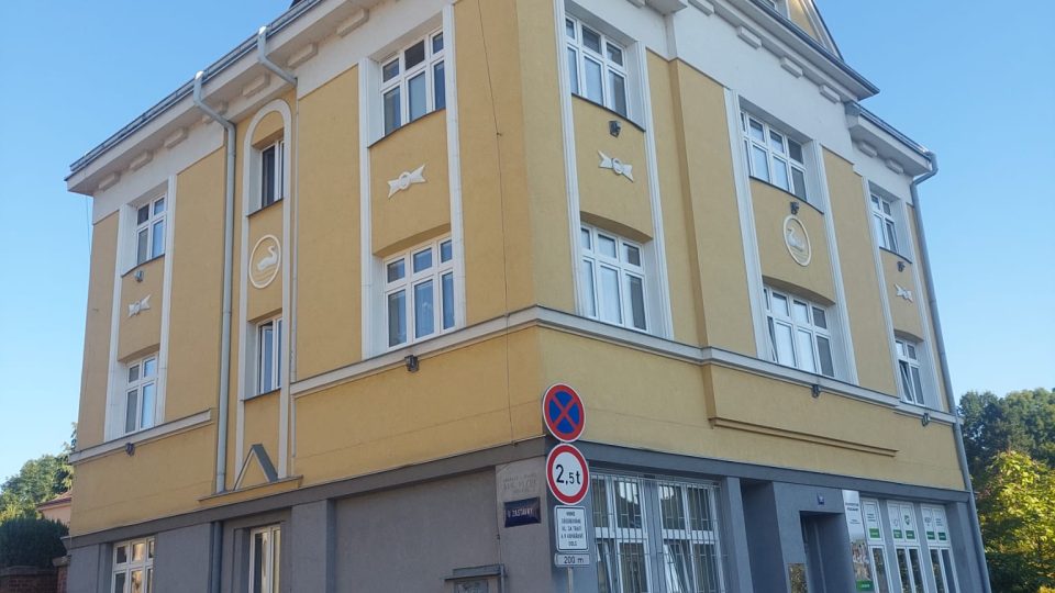 V přízemí budovy v ulici Českoskalické čp. 192 zřídilo město Náchod nově tzv. sociální šatník