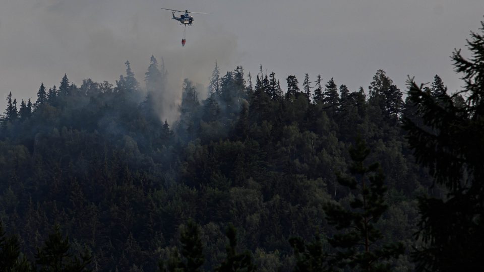 U Božanova na Broumovsku zasahovalo u lesního požáru devět jednotek českých a polských hasičů, pomohl i vrtulník