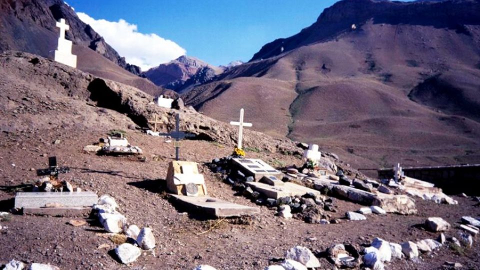 Aconcagua - horolezecký hřbitov
