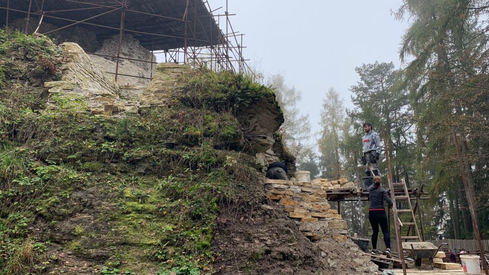Nadšenci už řadu let opravují zříceninu hradu Vízmburk