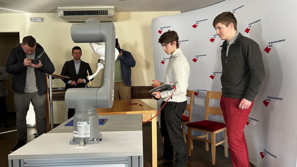 Studenti Krkonošského gymnázia ve Vrchlabí testují programovatelnou robotickou ruku