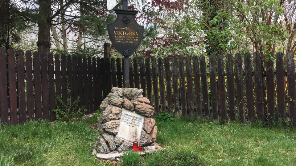 Symbolický hrob Viktorky