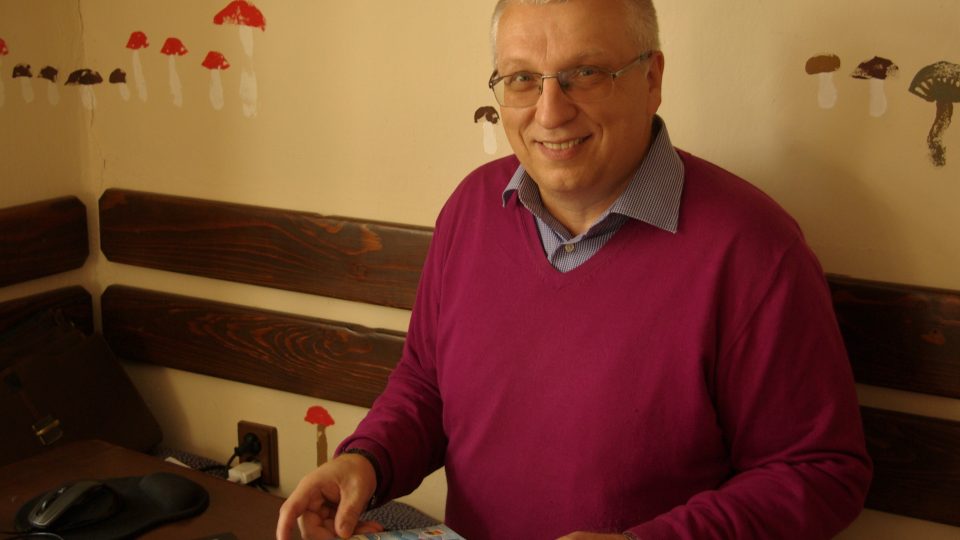 Učitel Miloš Novotný v obýváku natáčí výuková videa pro školáky