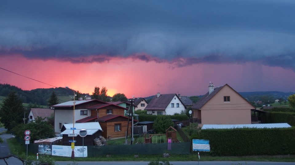 Čelo bouřky přicházející do Velkých Svatoňovic od Trutnova 27.6.2020