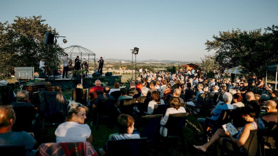 Část koncertů festivalu Za poklady Broumovska se odehrává i v plenéru