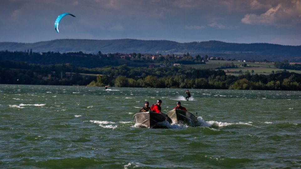 Hasiči zachraňovali na vodní nádrži Rozkoš u České Skalice dva muže z převrácené loďky