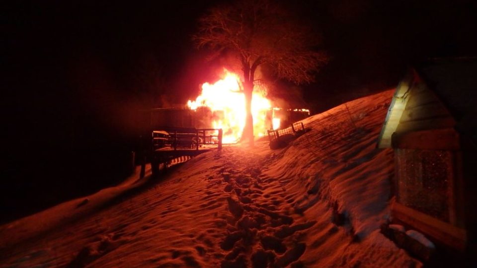 Oheň zachvátil rekreační objekt u sjezdovky Javor v Krkonoších