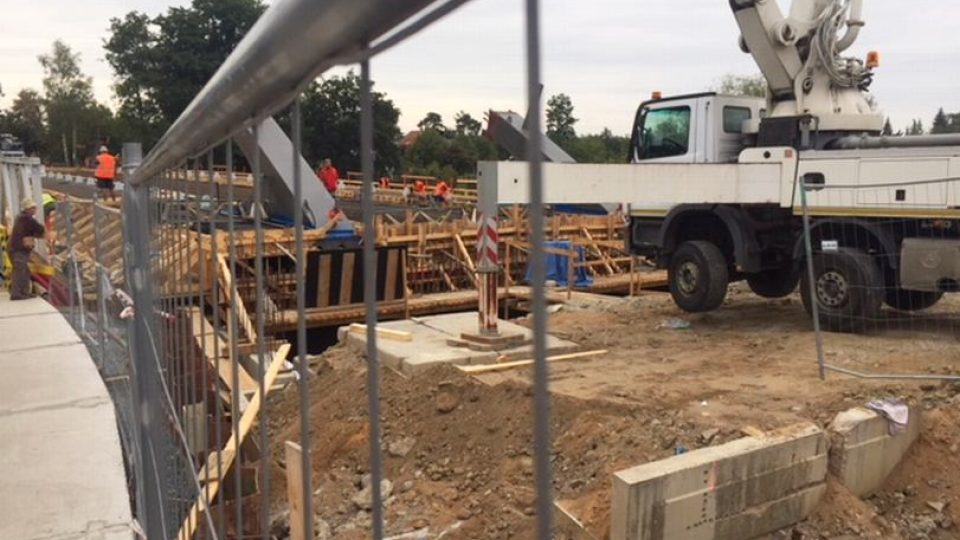 Stavbaři betonovali konstrukci nového mostu přes Orlici ve Svinarech