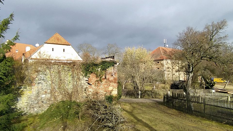 Okolí hradu se sídlem současných majitelů