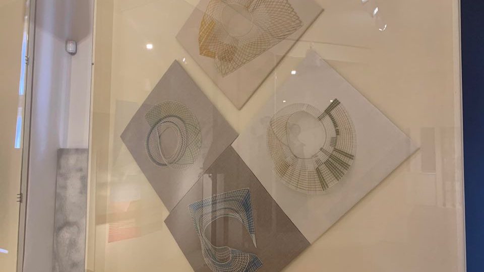 Krajkové tenisky, doplňky, šaty i vitrážové třímetrové okno nabízí nová expozice krajky ve Vamberku