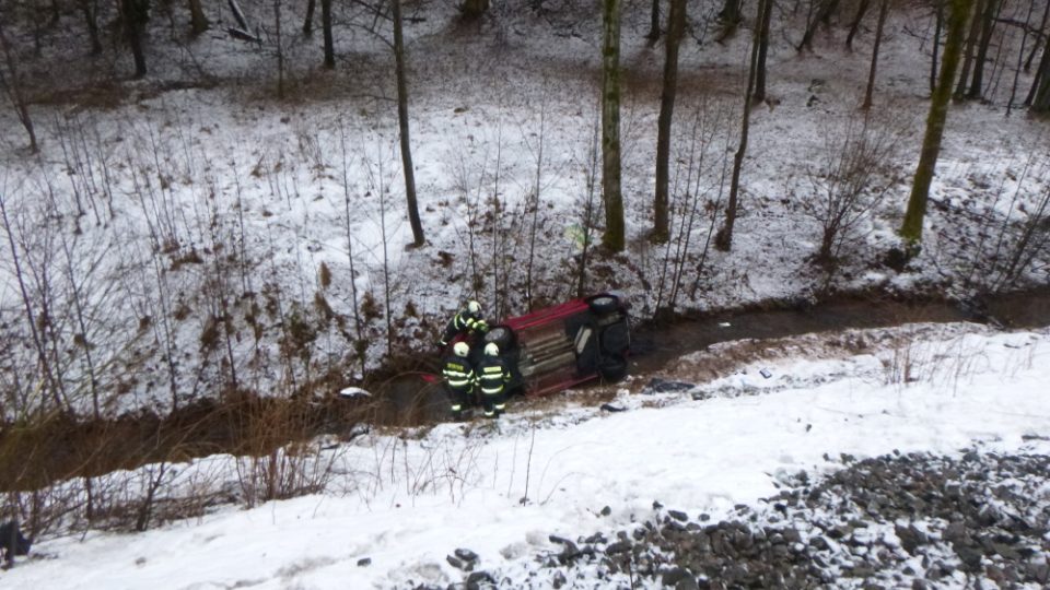 U Zlaté Olešnice na Trutnovsku sjelo auto ze srázu do potoka, hasiči museli řidičku vyprostit