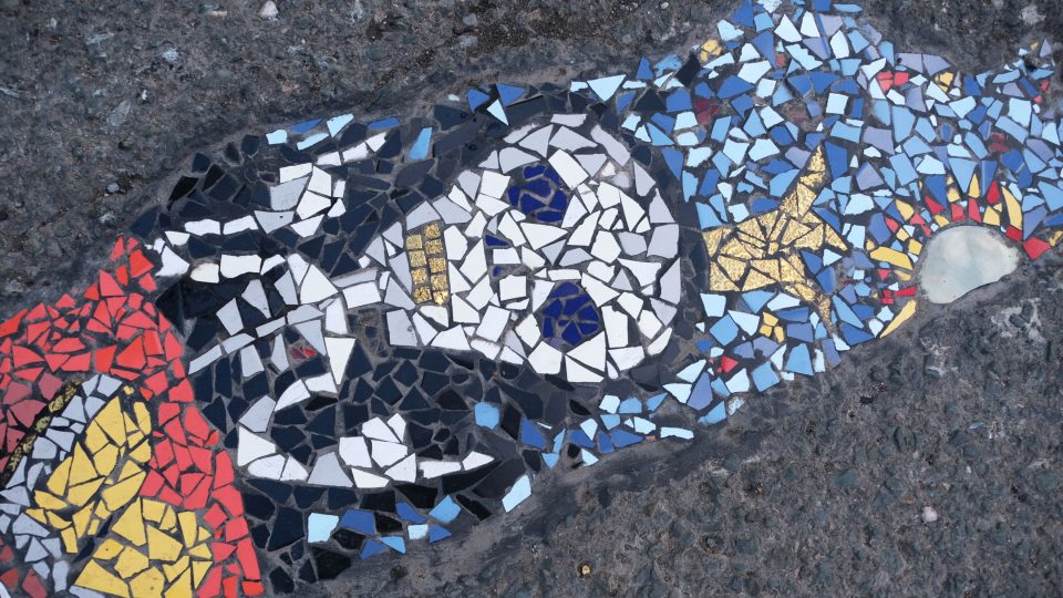 Mozaika Matěje Krajíčka na Tylově nábřeží v Hradci Králové