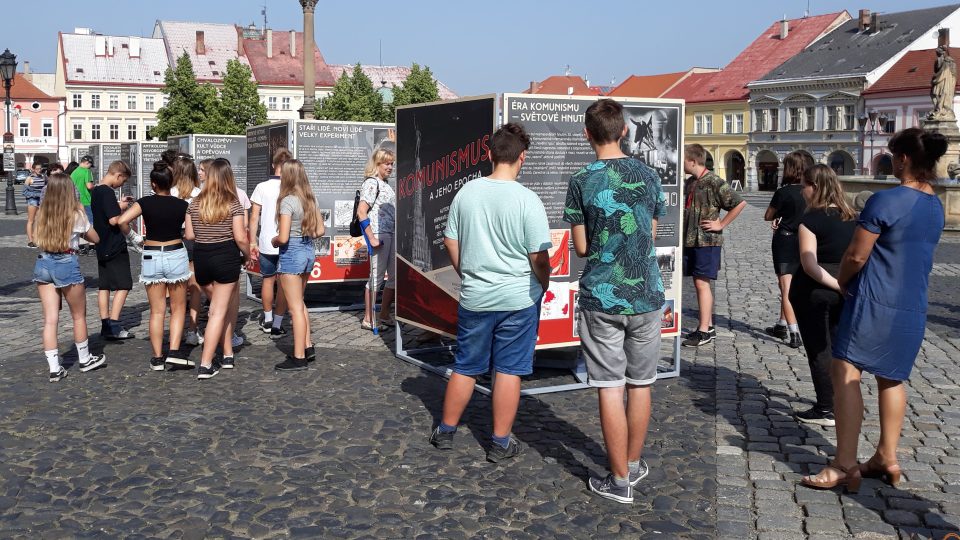 Na Valdštejnově náměstí v Jičíně se zabydlela výstava Komunismus a jeho epocha