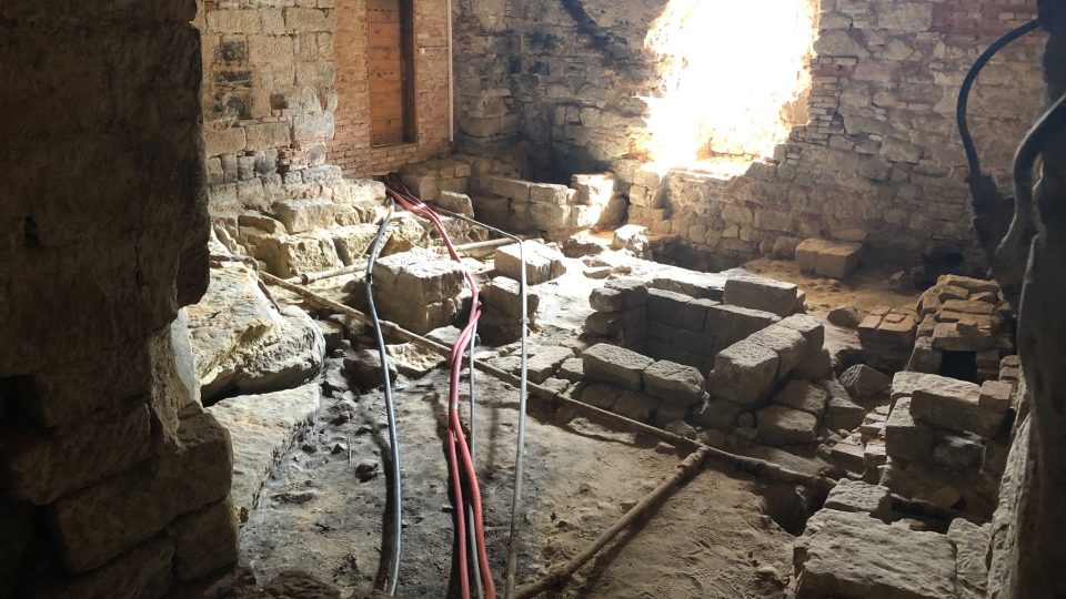 Archeologové odhalili v areálu hradu Kost v Českém ráji varnu původního renesančního a barokního pivovaru