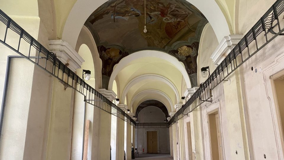 Dnešní podoba chodby v klášteře Broumov, kudy vcházel František do knihovny