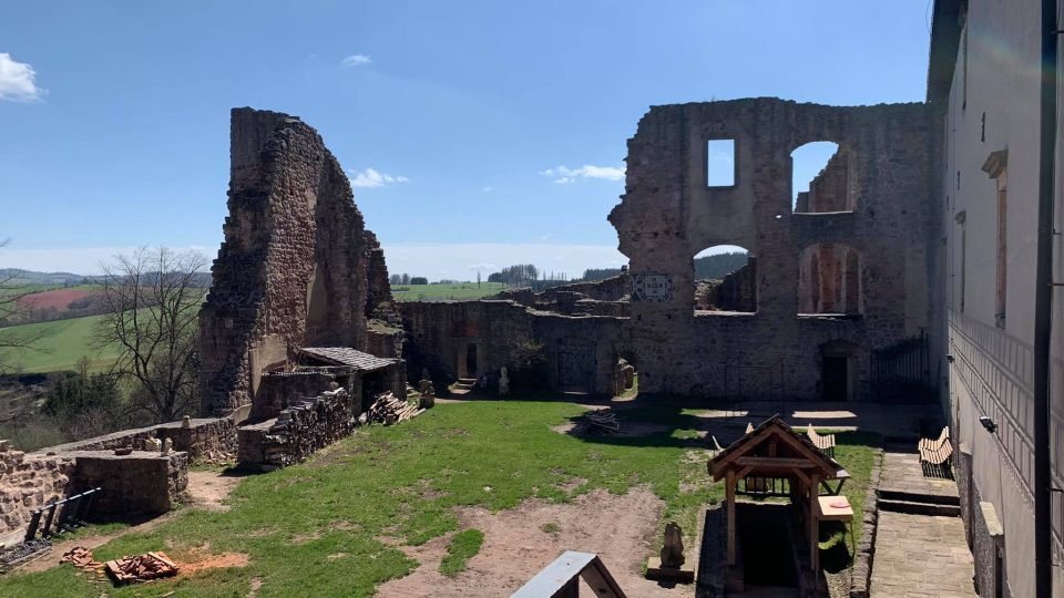 Hrad Pecka se pilně připravuje na nadcházející turistickou sezónu