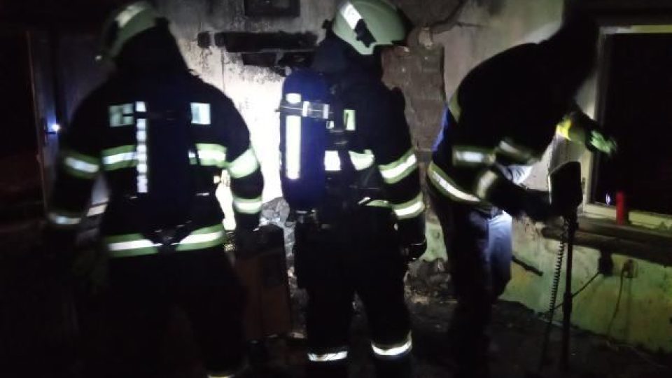 Při požáru domu se v noci v Kostelci nad Orlicí zranili tři lidé