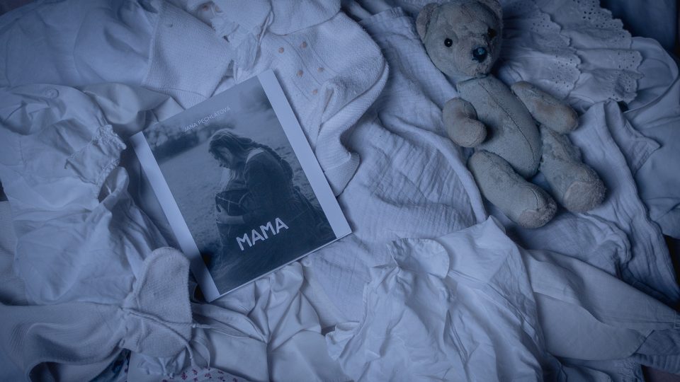 Charitativní projekt MAMA fotografky Jany Pechlátové odkrývá tichou tvář a tajemství mateřství