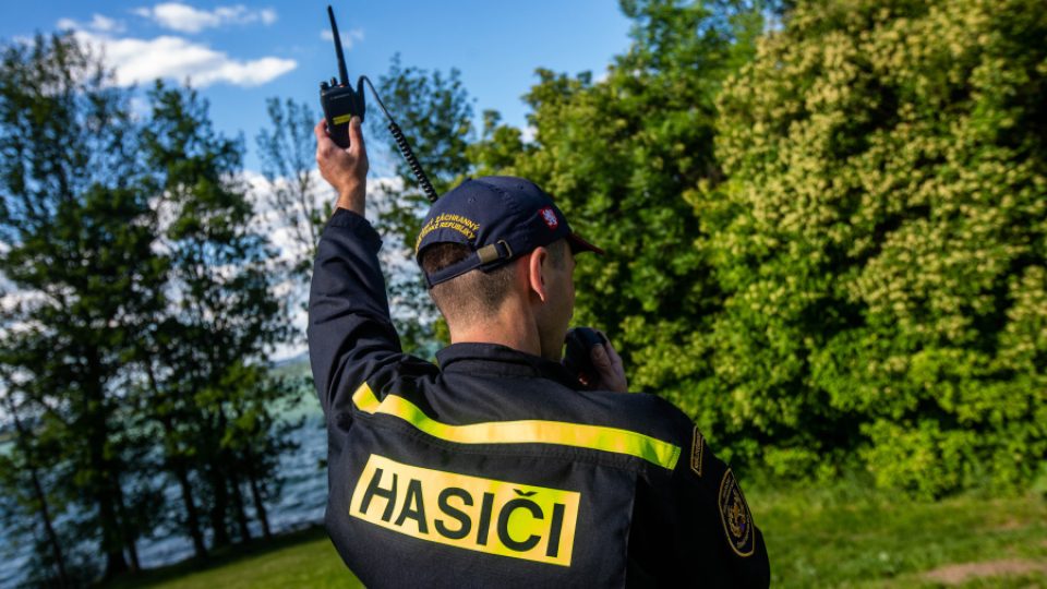 Hasiči zachraňovali na vodní nádrži Rozkoš u České Skalice dva muže z převrácené loďky
