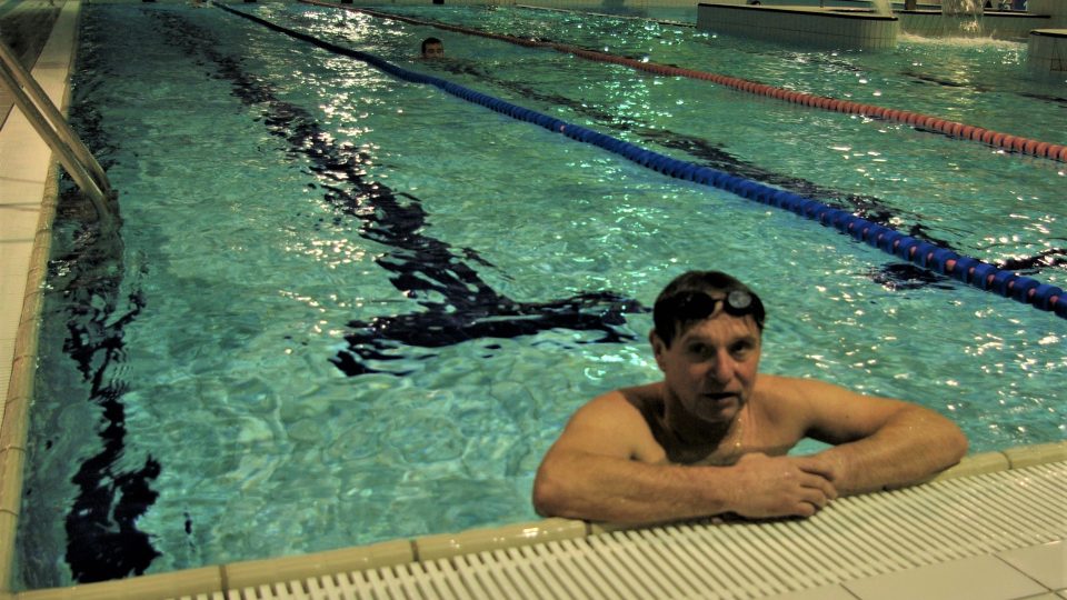 Ranní kondiční plavání už přes dvacet let neodmyslitelně patří  k zahájení všedního dne autokrosového závodníka Václava Fejfara