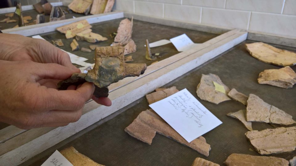 Ze střípků dokáží archeologové vyčíst celý příběh