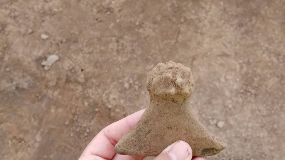 Archeologové našli u Smiřic pravěká sídliště - keramická hlavička z mladší doby kamenné