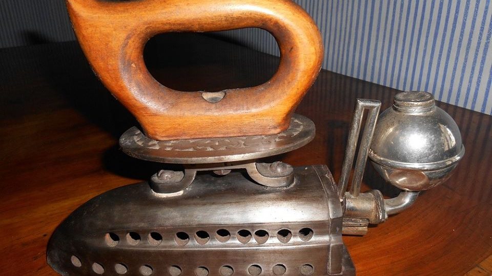 Historická žehlička s lihovým hořákem. Tato tzv. Spiritusbügeleisen byla patentována v roce 1895 Josefem Feldmeyerem z Vídně