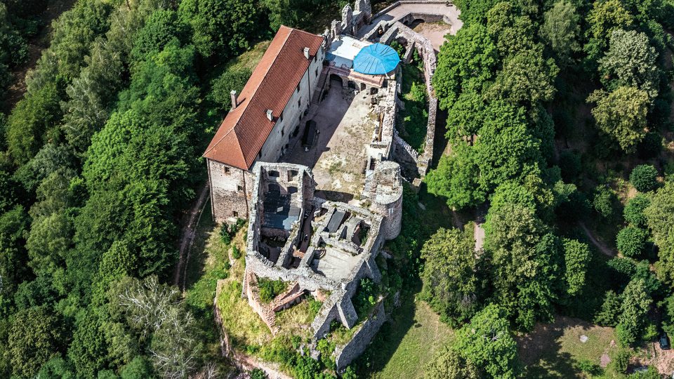 Pokud zamíříte na Novopacko, určitě si naplánujte návštěvu hradu Pecka. Jeho prohlídka pro vás bude nezapomenutelným zážitkem