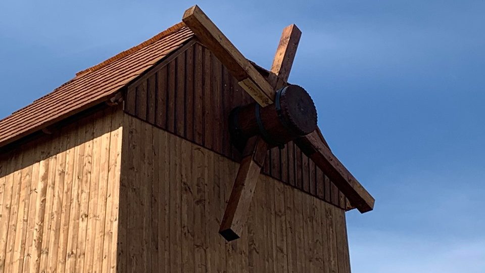 Podorlický skanzen v Krňovicích na Královéhradecku zdobí nová dřevěná stavba větrného mlýna