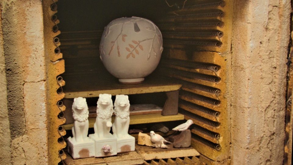 Pohled do pece na keramiku Hany Benešové v Úvalech u Prahy