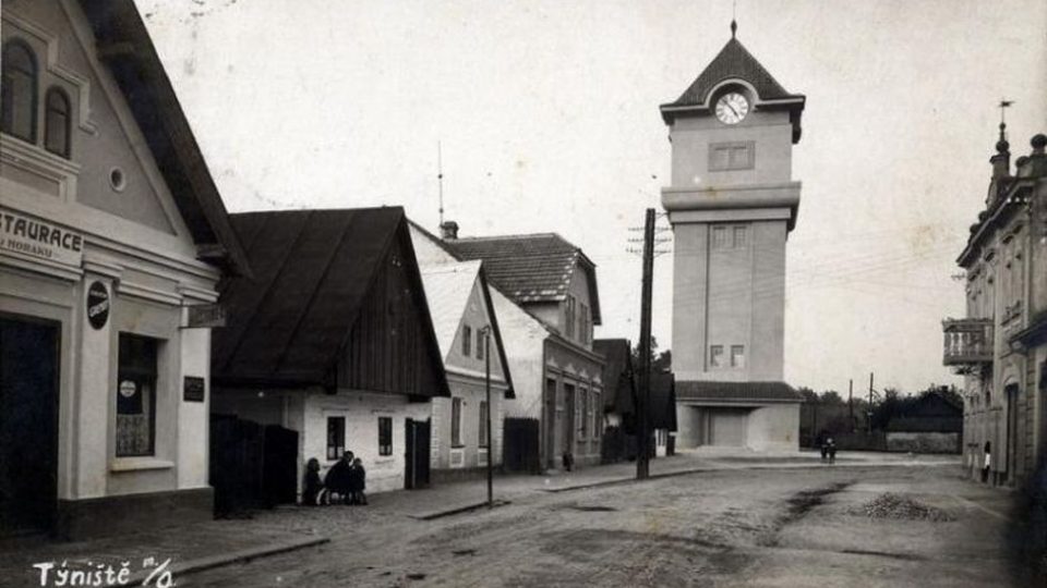 Nová vodárenská věž již s hodinami v roce 1928
