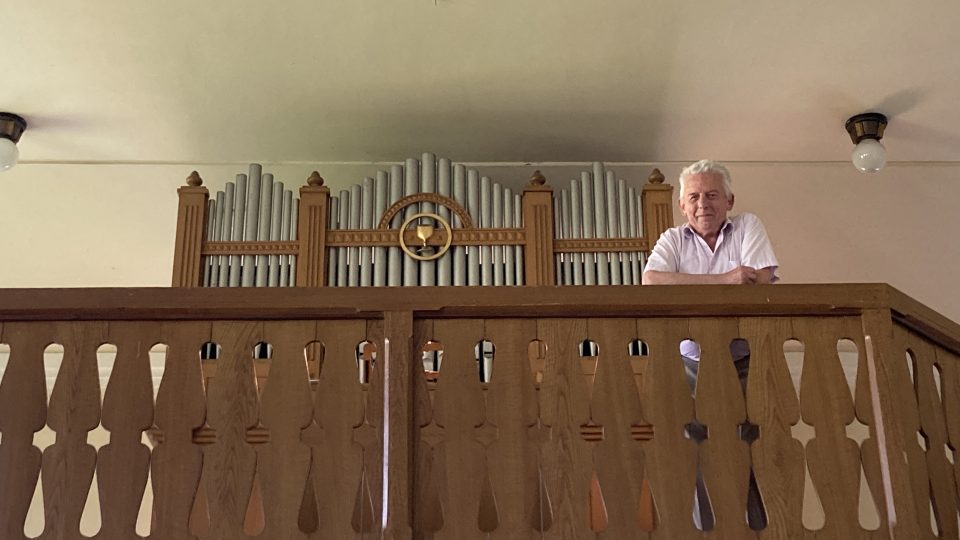 Ladislav Skořepa vrací do života varhany ve Studnici u Náchoda