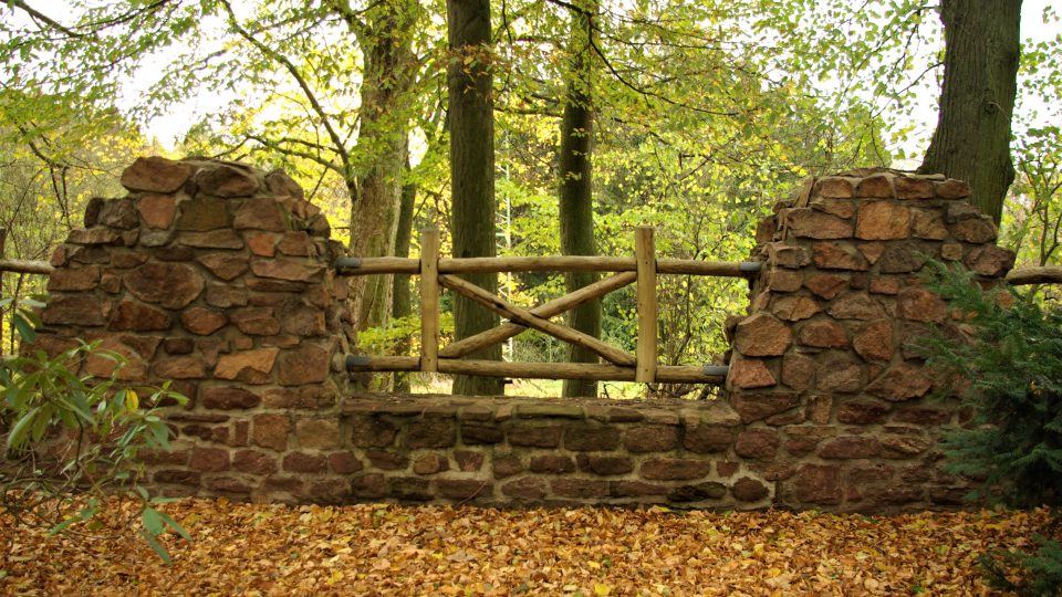 Zdi vojenského hřbitova nemají v Čechách obdoby