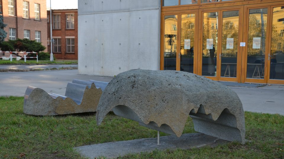 V areálu Studijní a vědecké knihovny v Hradci Králové byla odhalena socha s názvem Svoboda slova