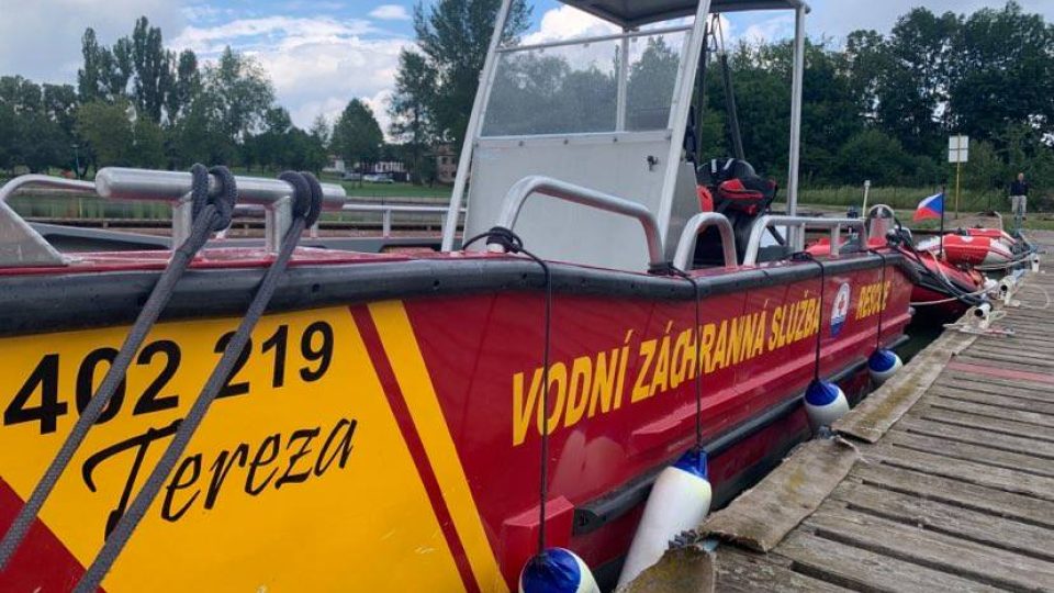 Vodní záchranná služba Náchod má pro svoji službu na přehradě Rozkoš k dispozici novou loď